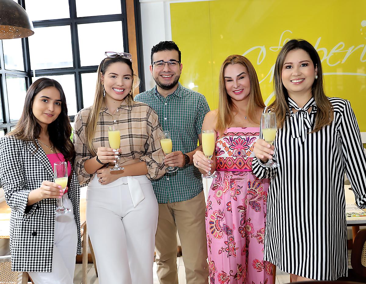Gabriela Galeas, Vanessa Villars, Darío Bonilla, Helena Álvarez y María Lucía Ramírez.