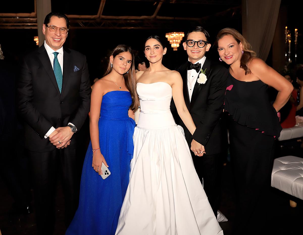 Sebastián, y Giuliana y Pia Pastor con los novios 