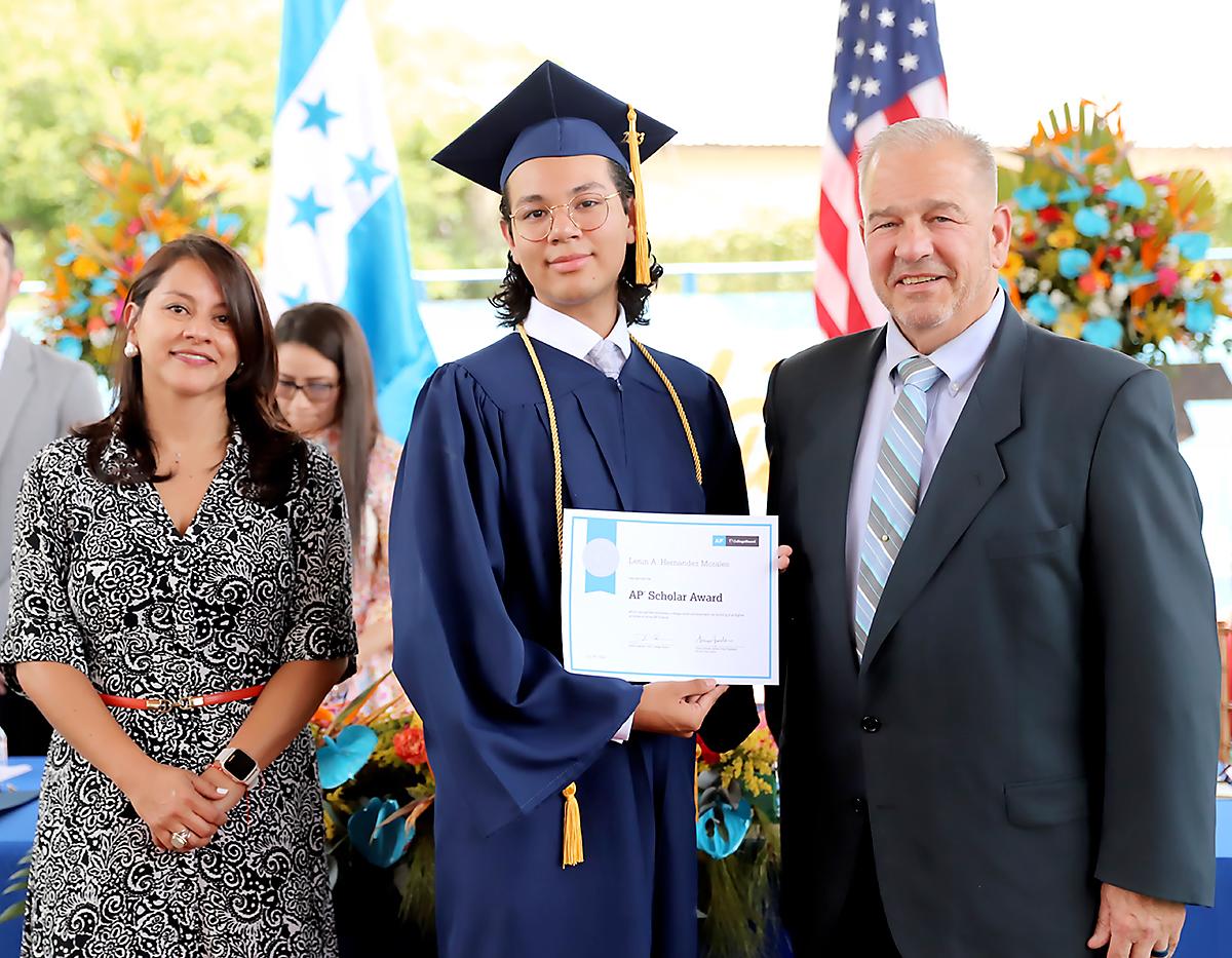 Entrega de títulos de Discovery School 2023