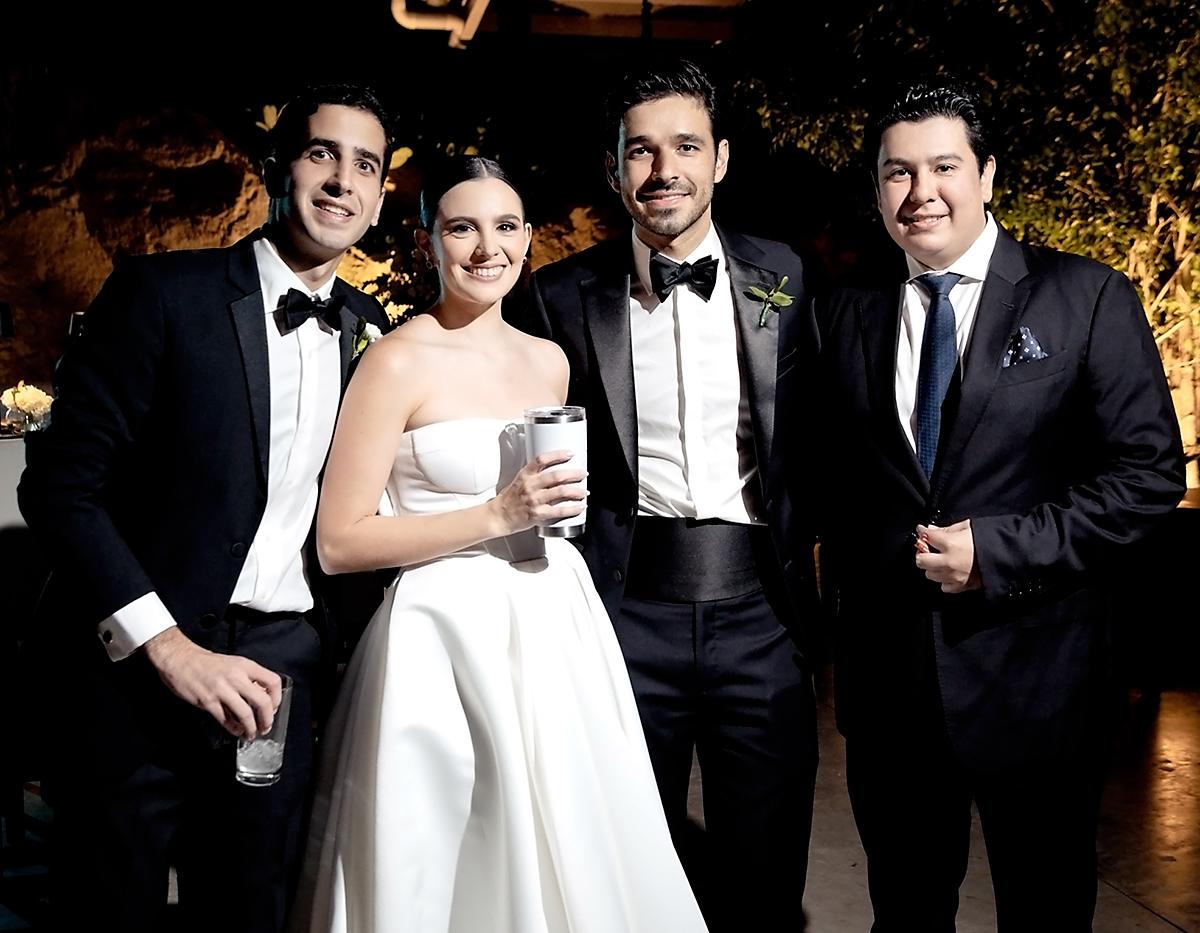 Rodrigo Faraj, Andrea y Juan Carlos y Juan Avelar