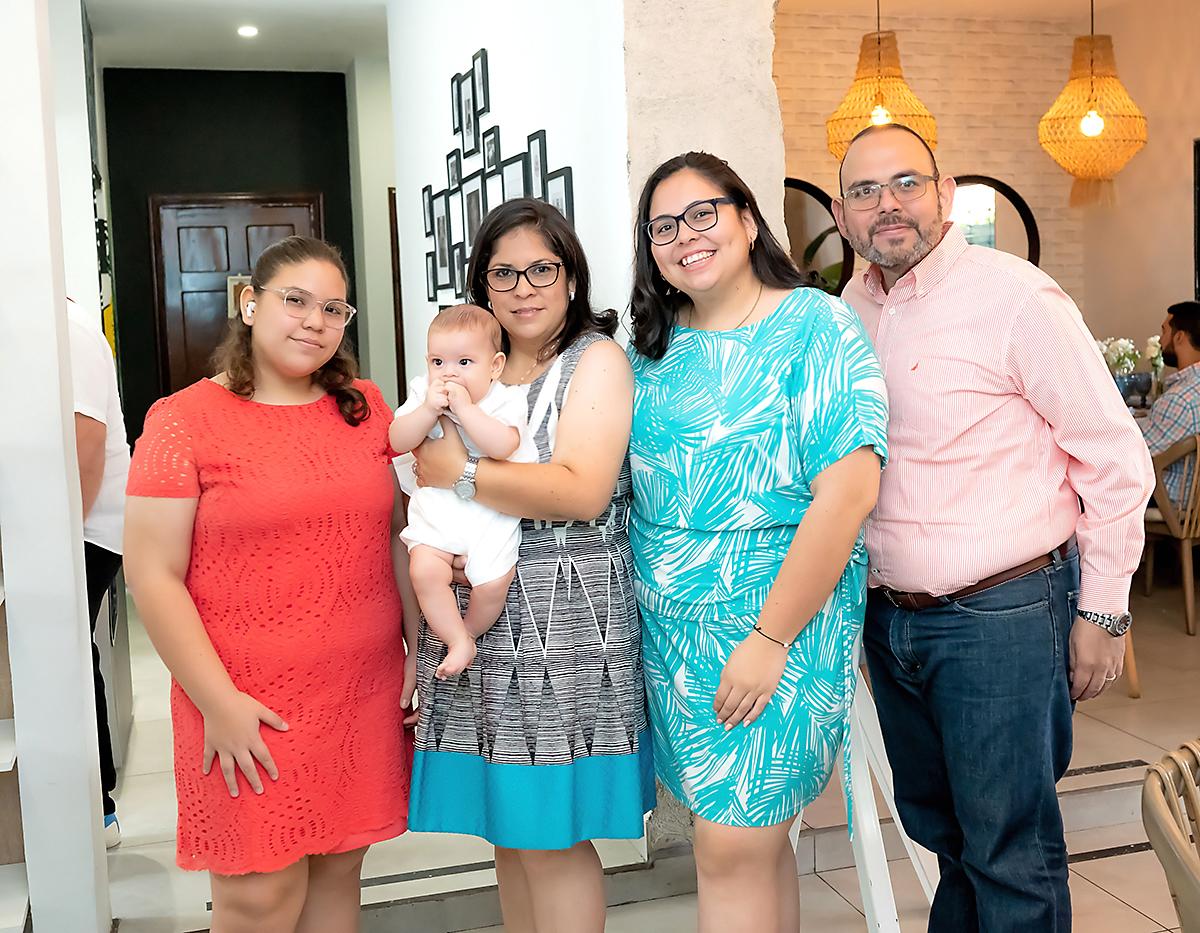 María José Brito con Sue Ellen Brito, Christian André Valladares, Kristel y Marlon Brito.