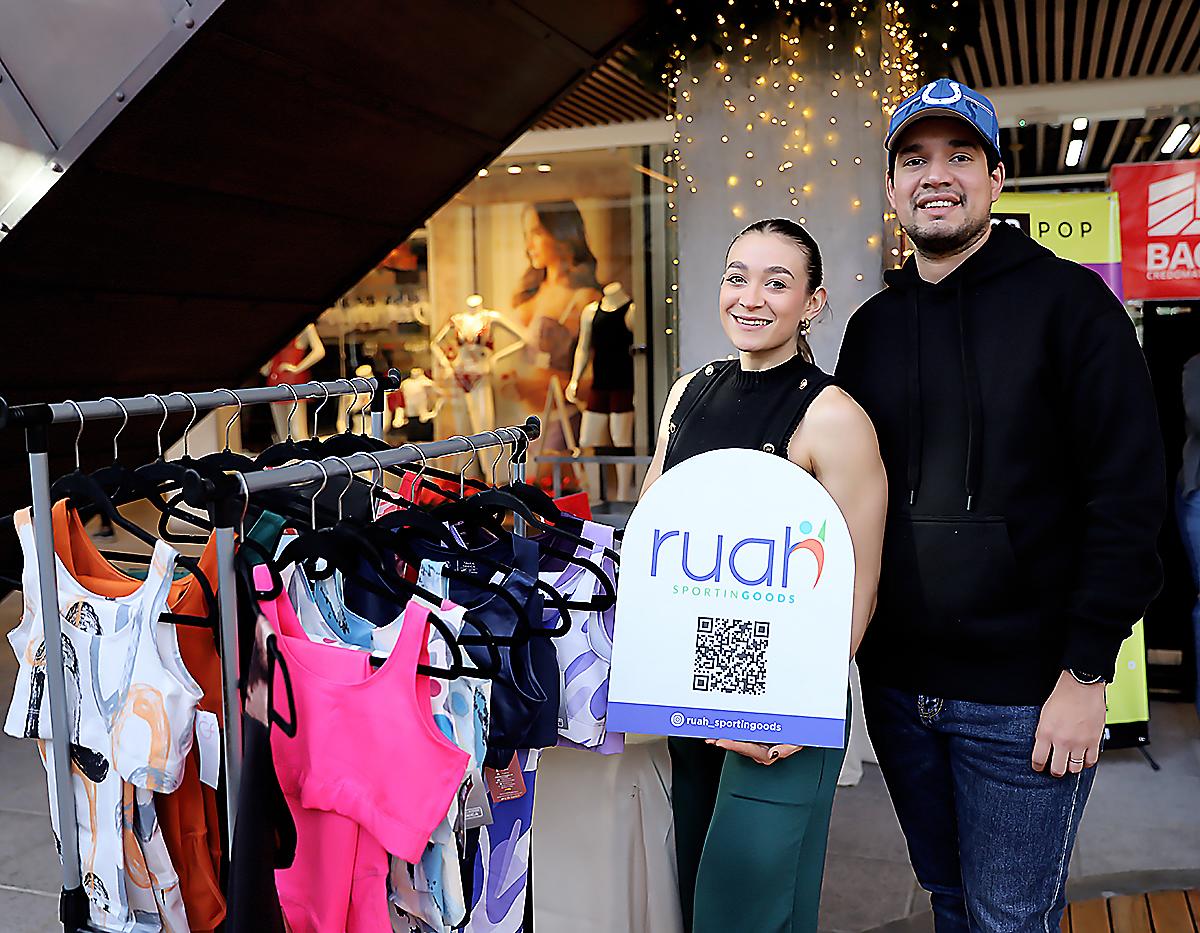Gabriela Vásquez y Harmar Soto de Ruah Sporting Goods. 