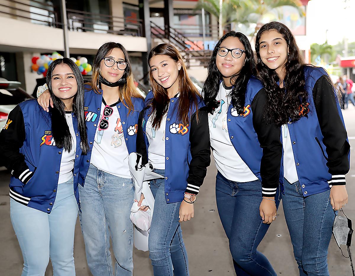 Evangelina Nazar, Maya Pineda, Alexa Cerna, Isabella Figueroa y Ariana Paz 