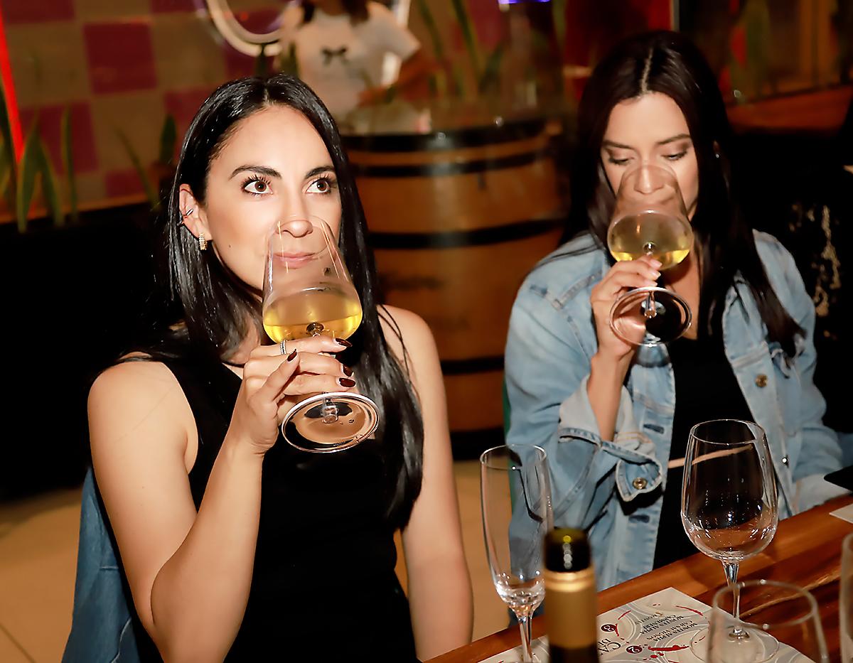 Las invitadas degustando el GARZÓN RESERVA Albariño, que en nariz se presenta intenso, con aromas frutados que recuerdan al durazno, equilibrándose con notas cítricas y en boca es fresco y mineral, con acidez marcada y un final largo y redondo. En boca es fresco y mineral, con acidez marcada y un final largo y redondo. 