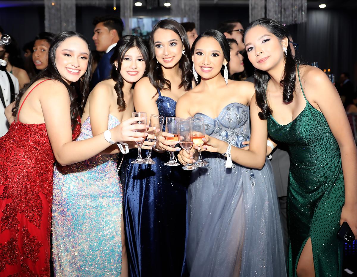 Adriana Lanza, Liliam Jemio, Valeria Pineda, Arianne Muñoz, Ana Lucía Fuentes