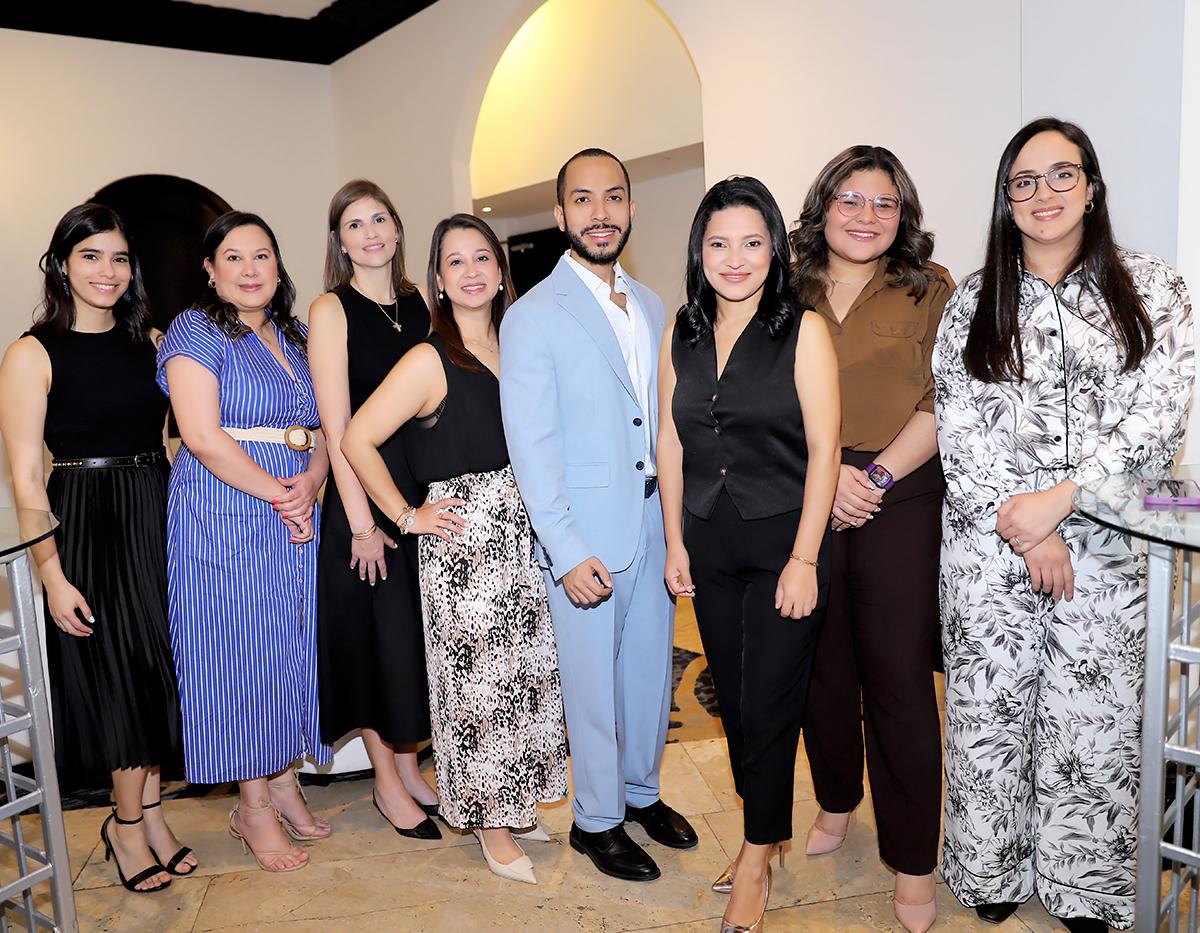 Grupo Roble, junto a Multiplaza Tegucigalpa, Metromall y Multiplaza San Pedro Sula, realizó la conferencia “Retail 5.0 y nuevas tendencias en el Marketing Digital”. Este evento, parte del programa CRECE, busca impulsar la transformación digital y la adopción de IA entre sus inquilinos y clientes. El reconocido experto Jacinto Llorca compartió estrategias innovadoras como Cross Selling, Gamificación, Tecnologías Contactless, Programas de Lealtad y más.