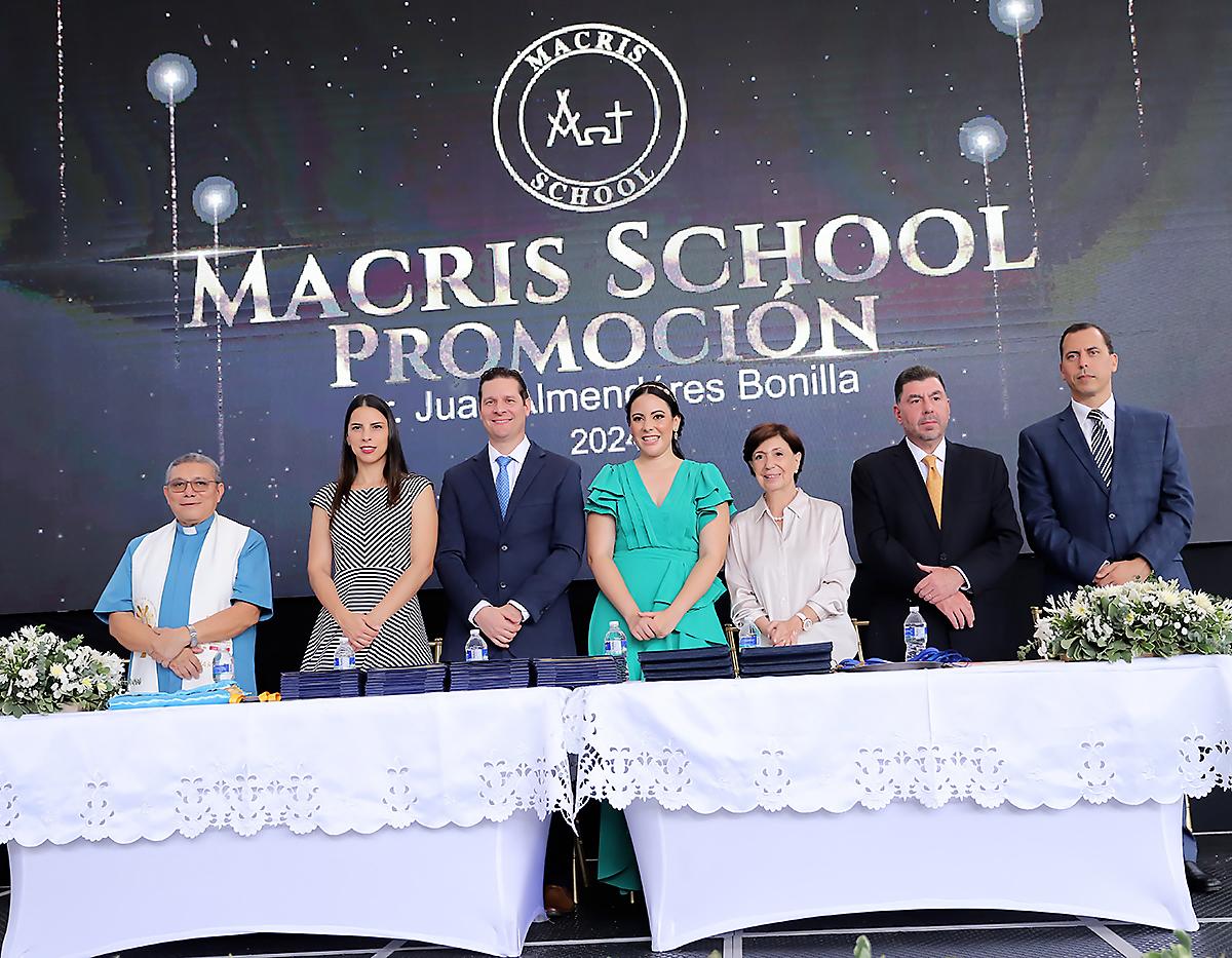 El padre Rigoberto Velasquez; Ana Rocío Merriam, Principal de Primaria; Michael Peabody, Superintendente; Lucía Rodezno, Principal Secundaria; Mónica Weddle, Alex Weddley y Ruy Merriam en la mesa principal