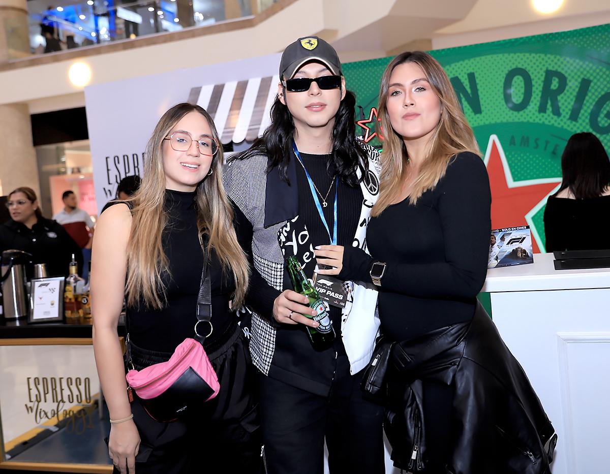Daniela Castro, Derek Kattan e Isabella Castro. 