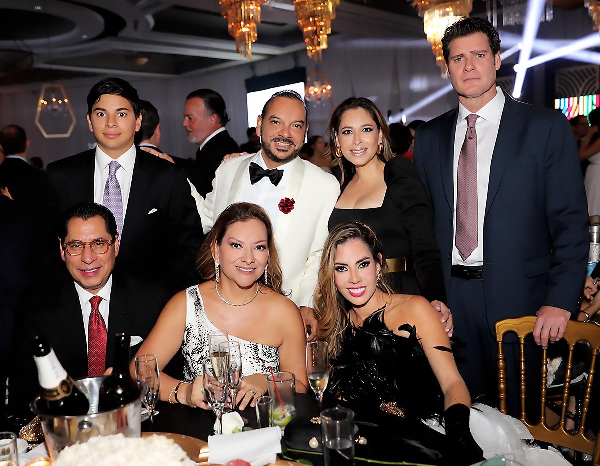 El Centro de Convenciones del Hotel Honduras Maya se vistió de gala para recibir a familiares y amigos que acompañaron a los seniors 2023 de la Escuela Americana de Tegucigalpa en su PROM NIGHT. En esta galería te mostramos todos los invitados que asistieron a la fiesta más exclusiva de esta temporada de proms, 
