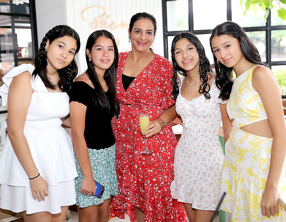 Luciana Vargas, Samira Gallardo, Karen Simón, Alessandra Carbajal e Irene García. 