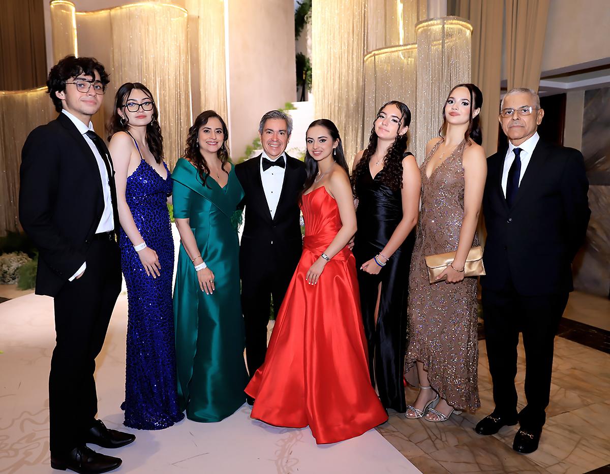 El Prom de los Seniors 2025 de la Escuela Americana de Tegucigalpa se vivió en un ambiente cargado de emociones, elegancia y momentos inolvidables. Familiares, amigos y seres queridos acompañaron a los graduandos en esta noche tan especial, compartiendo abrazos, risas y brindis que quedarán para siempre en el recuerdo.