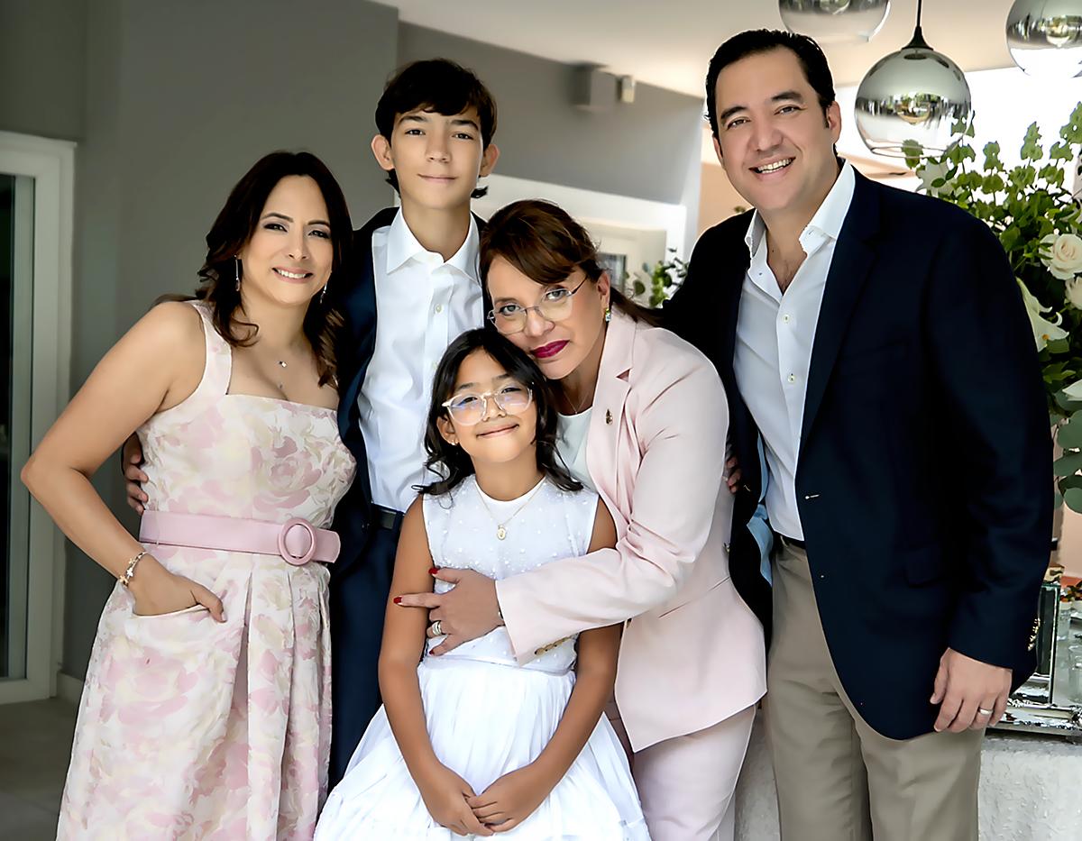 Raquelle Edith Zelaya Kafati con su abuela, Xiomara Castro; sus padres Héctor Manuel y Marcela y su hermano, Héctor Manuel