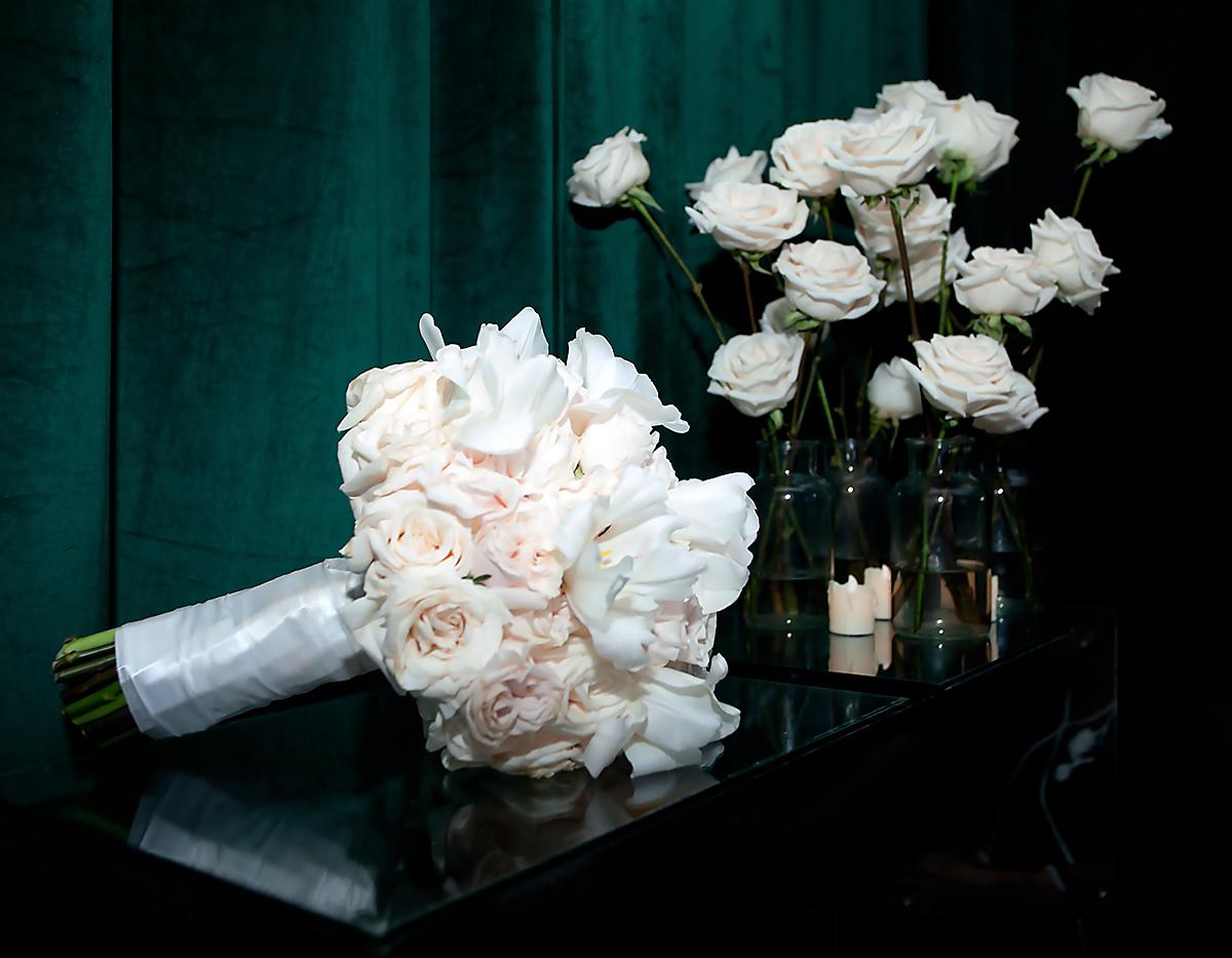 Ramo de rosas y orquídeas.