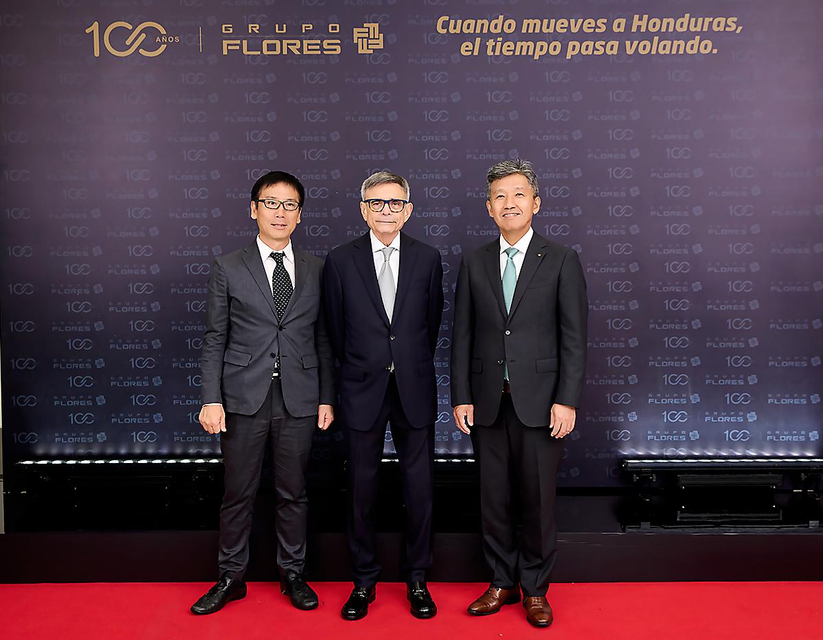 Hiroshi Yonenaga, director de ventas para AL y Caribe; Alan Flores y Masahiro Inoue, CEO de Toyota para AL y Caribe