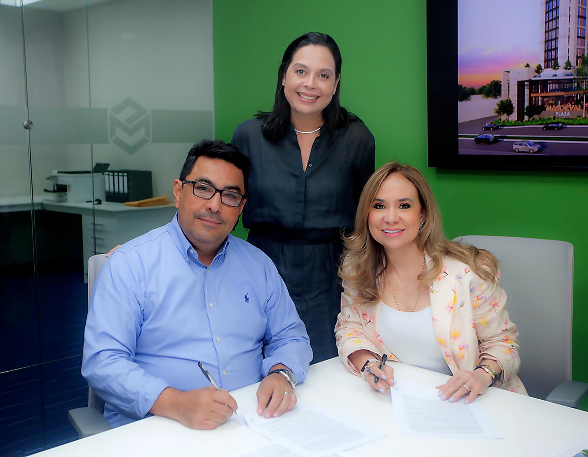 Gerardo Flores de la compañía Flores &amp; Flores Ingeniería, Claudia McNab, sub gerente de Cubic Meter y Laura Blanco: gerente general de Cubic Meter