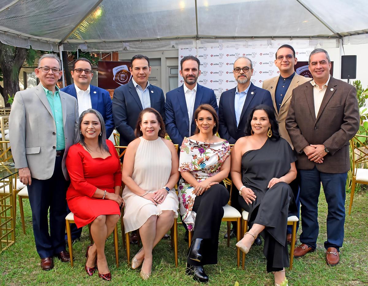 Arriba, de izquierda a derecha: Róger Martínez, Javier Salgado, José Luis Regalado, Miguel Nasser, Luis Maradiaga, Daglys Brizo, Ramón Zúñiga. Abajo: Gloria Izaguirre, Ana Laffite, Rosalpina Rodríguez y Roxana Espinal
