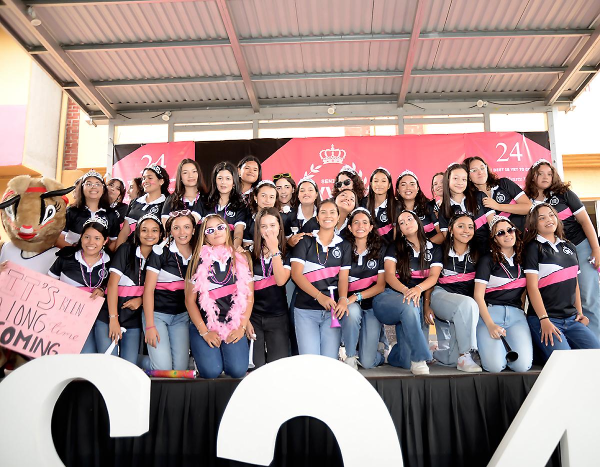 Llenas de energía, las Seniors 2024 de Antares Bilingual School abrieron los brazos al emocionante capítulo de su último año escolar. Embarcándose en un viaje lleno de alegría, sus vehículos engalanados con globos, pancartas y detalles encantadores recorrieron las principales calles hasta llegar a su amada escuela. Entre risas y aplausos, las futuras profesionales dieron inicio a una temporada cargada de amor y compañerismo, uniendo sus lazos mientras se preparan para conquistar nuevos horizontes.