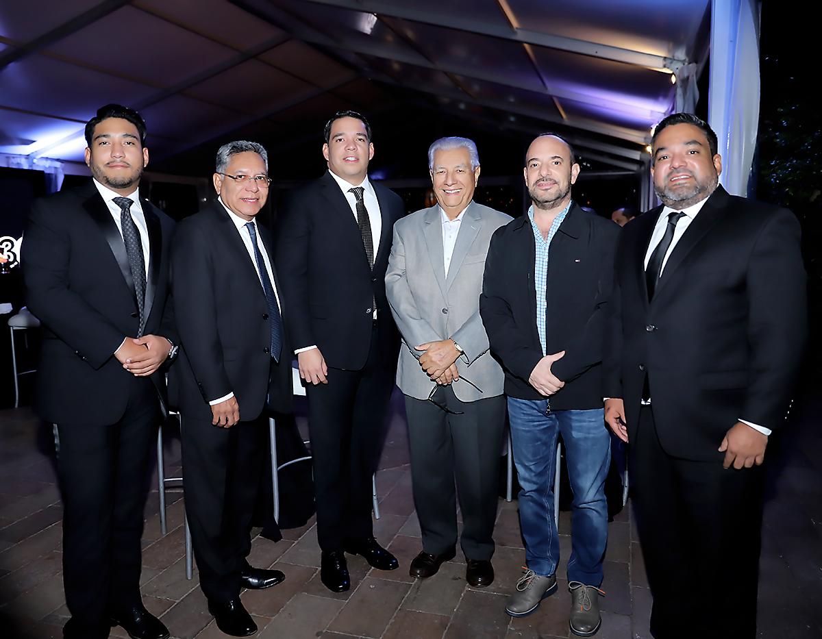 Alberto, Omar y Carlos Zúniga, Coronado Alvarado, Armando Castañeda y Omar Zúniga Irías. 