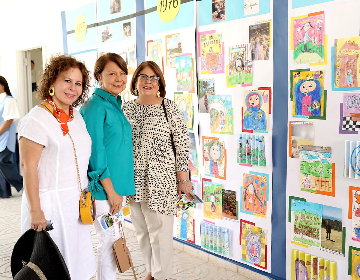 Edelvis Rivera, Ana Merriam y Malila Vargas durante el evento en el que se realizó además la tradicional Exposición de Arte de Primavera, una selección de obras de arte creadas por los propios estudiantes.