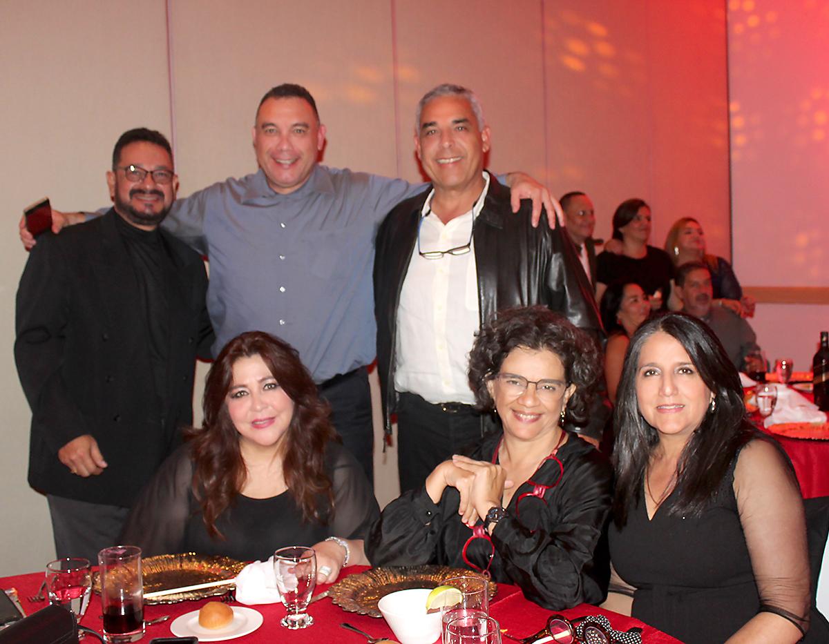Oscar Bertetty, Vicente Martínez , Mundo Santamaría, Michelle Quezada, Doris Vásquez y Merinely Larios