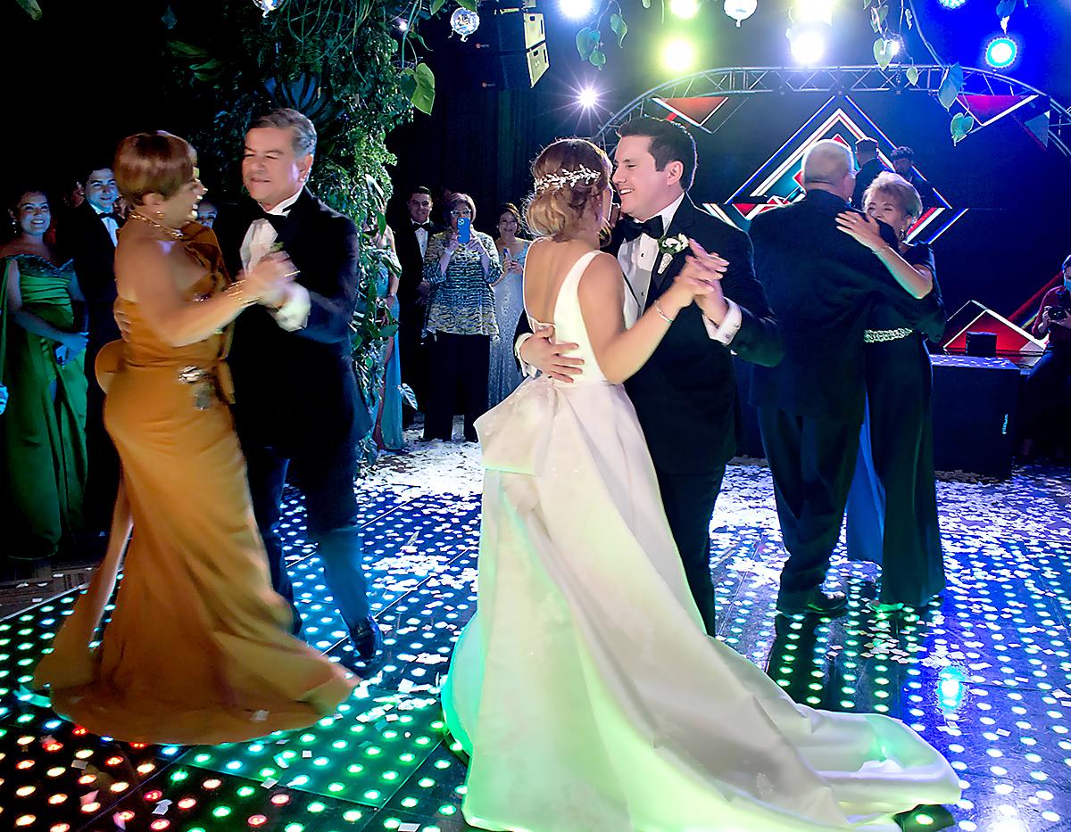 Pamela, Tomas y Nicole Vaquero con Christian, Elena y Gerardo Salas, durante el baile con sus hijos