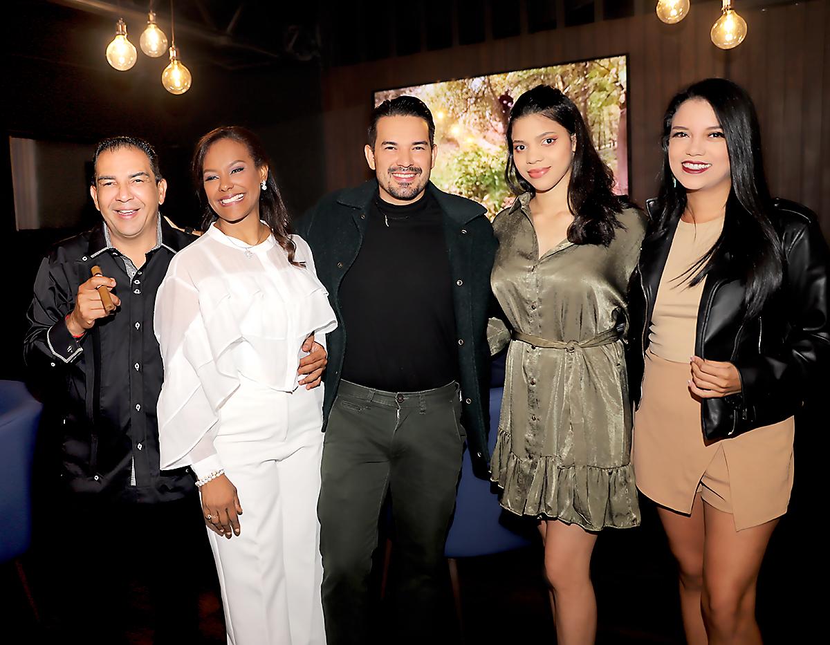 Chibly Salame, Yannirys Montás, Elton Morazán, Gabriela Salazar y Sofía Carrasco