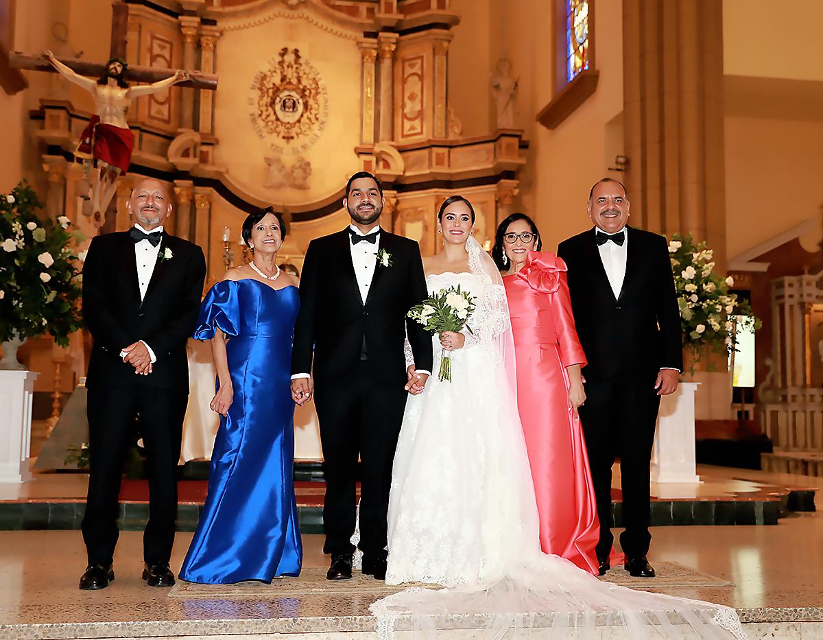 Los novios acompañados de sus progenitores Allan Herra y Suyapa Zelaya; : Carlos Francisco Garcia y Rosemonde Abedrabbo