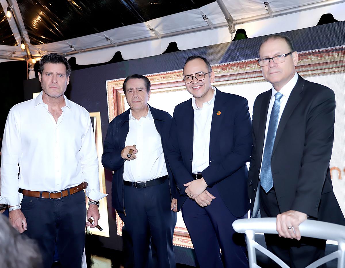 Banco de Occidente celebró con gran éxito la séptima edición de Fuego &amp; Barrica 2025. Bajo el concepto “Entre humo y minería: raíces profundas de nuestra tierra”, la actividad rindió homenaje a los legados que han forjado la identidad nacional: la herencia minera, la elegancia del humo y la imponencia de los destilados. La noche invitó a los asistentes a adentrarse en un recorrido por los orígenes del tabaco y la cultura artesanal del país. En la foto: Felipe Vaca, Manuel Bueso, Leonel Rivas y Ernesto Lardizábal.