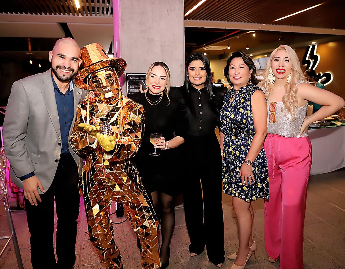 Luis Gustavo Sierra, Bessy Mora, Patty Argueta, Marcia Vásquez y Crista Cardona