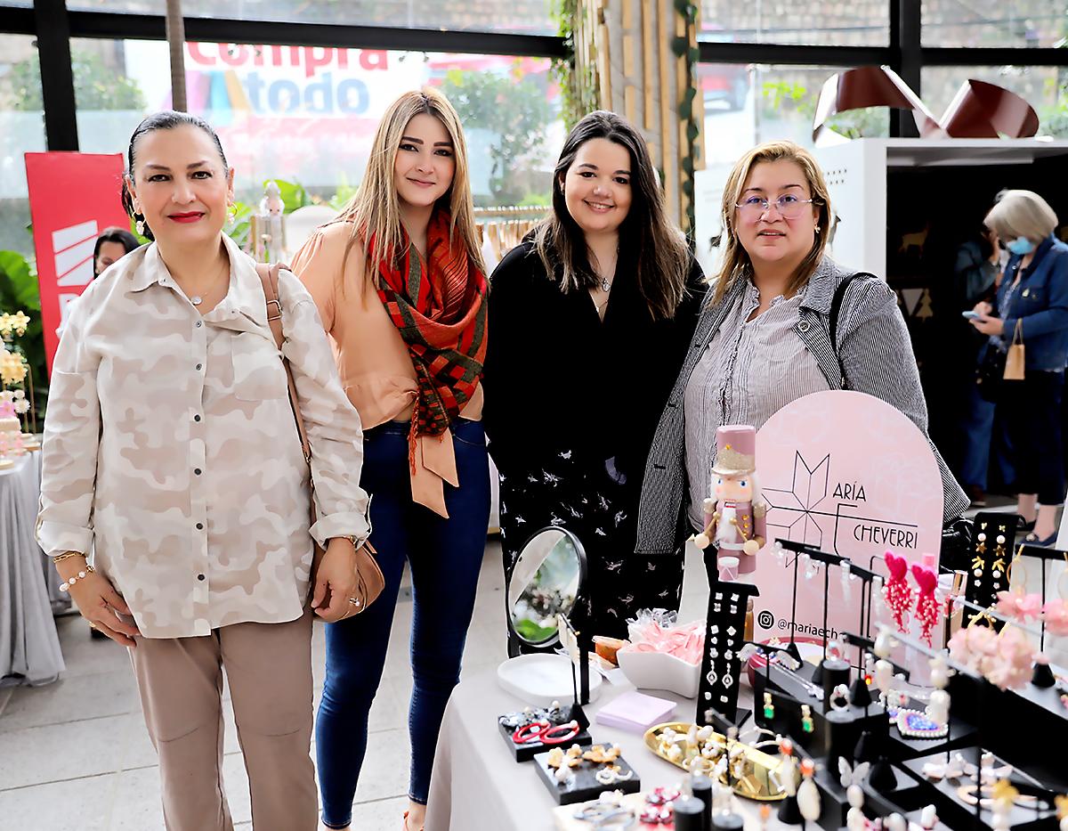 La diseñadora de joyas María Echeverri con María Elena Abdalah y María Elena Alfaro