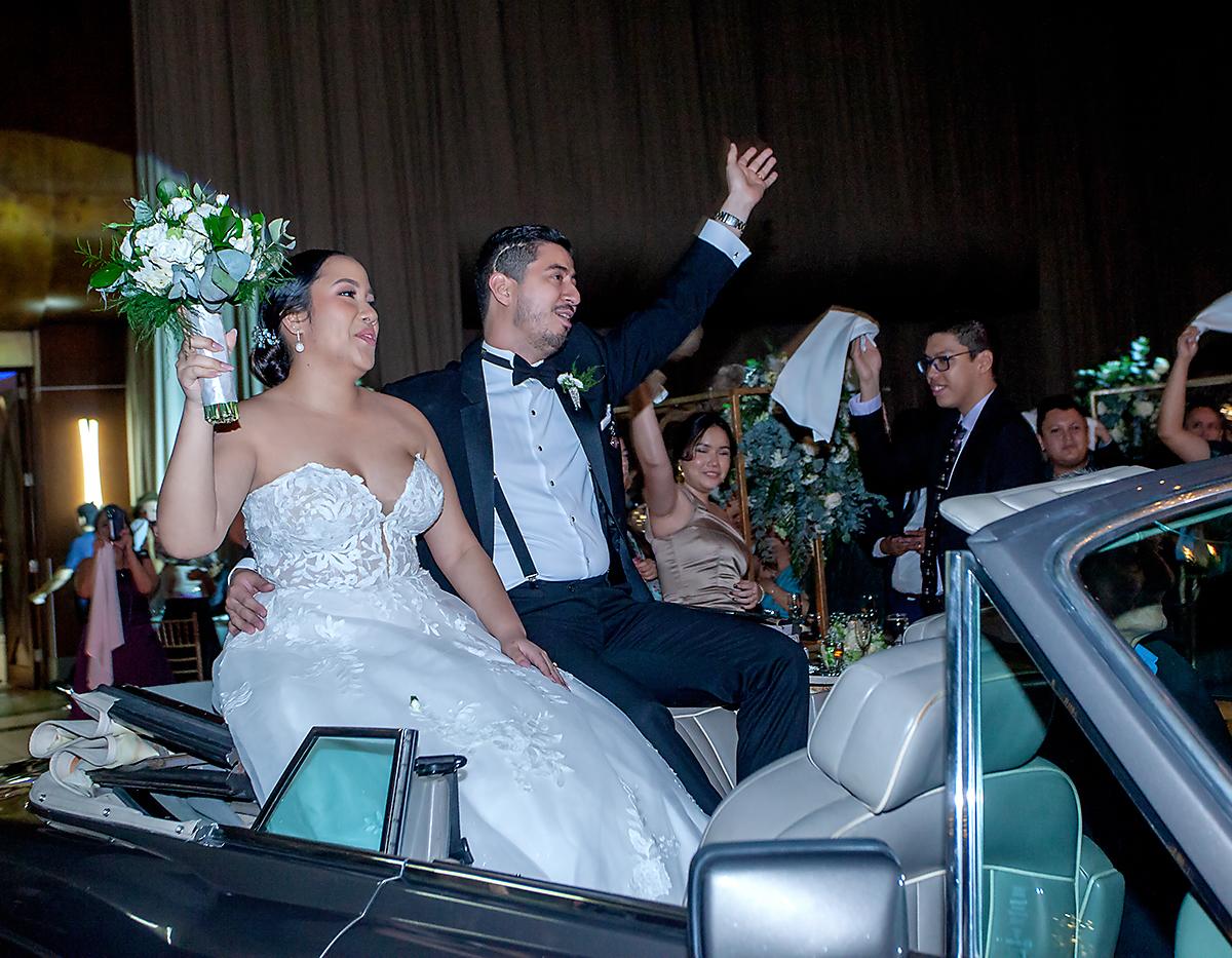 Nidia Isabel y Juan Carlos entraron al salón a bordo de un antiguo Rolls Royce entre aplausos y la agitación de pañuelos.