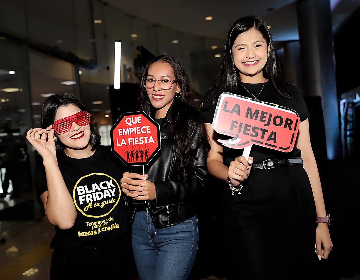 Liz Henríquez, Mariel Guzmán y Rocío Núñez.