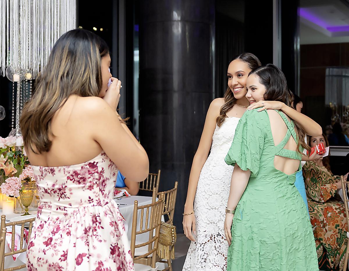 Gada departió con sus amigas.