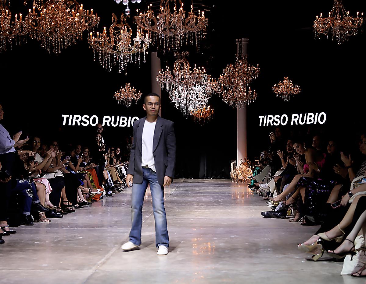 Tirso Rubio al final de su pasarela en la que como siempre, triunfó con su apuesta moderna y audaz