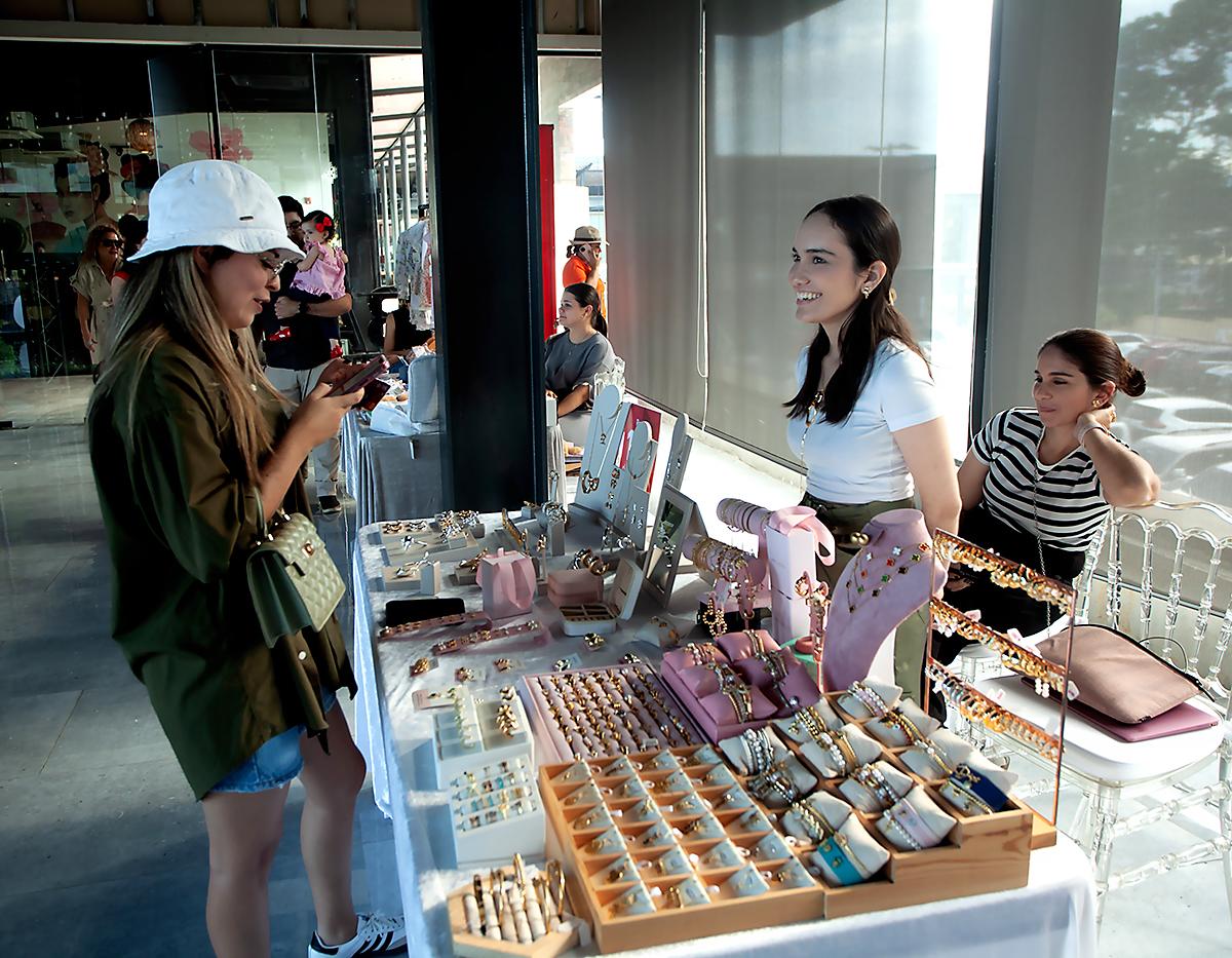 Las clientas apreciaron y compraron la variedad de joyerías que había en el Jingle and Mingle, patrocinado por Bac y Estilo.