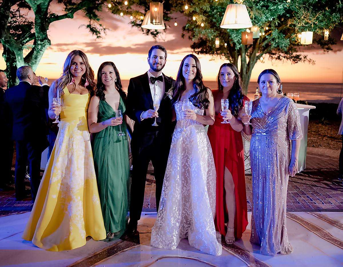 Flavia Corriols, Daniela Merlo, Barney Chamorro, Victoria Merlo, Alejandra Merlo y Dulce Mondragón