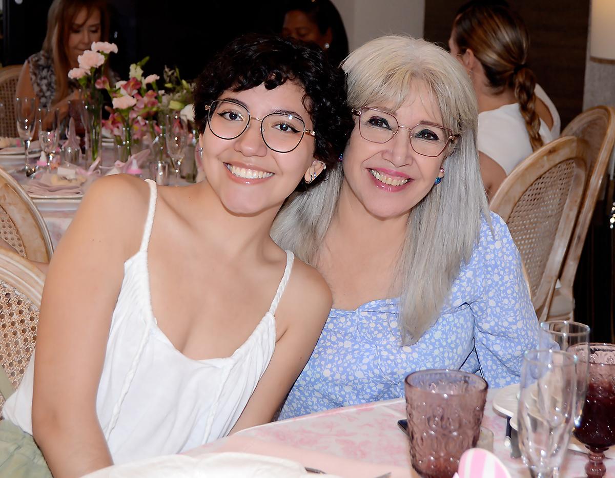 Ifigenia Aguilar y Lurian Flores