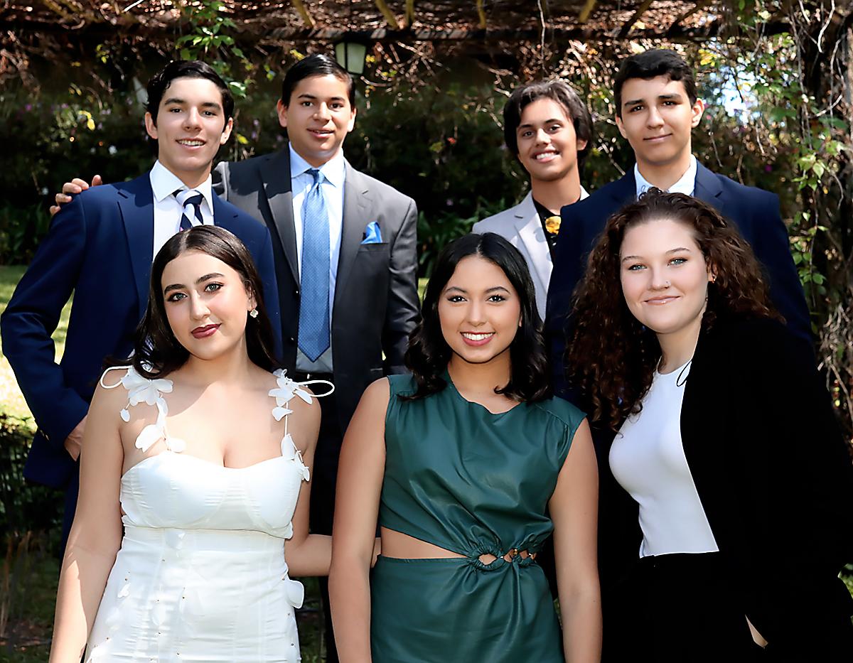 Los seniors 2023 de la Acton Academy celebraron su tradicional almuerzo donde compartieron sus experiencias y dieron gracias a Dios por permitir celebrar un agradable momento escolar que finalizará pronto como parte de un escalón en sus triunfos profesionales. El evento se realizó en Valle de Angeles, en la residencia de la Familia Maduro y fue el host Sebastián Villeda quien brindó palabras de agardecimiento a sus compañeros por todo el tiempo que han compartido juntos. Desliza para ver todas las fotografías del evento 