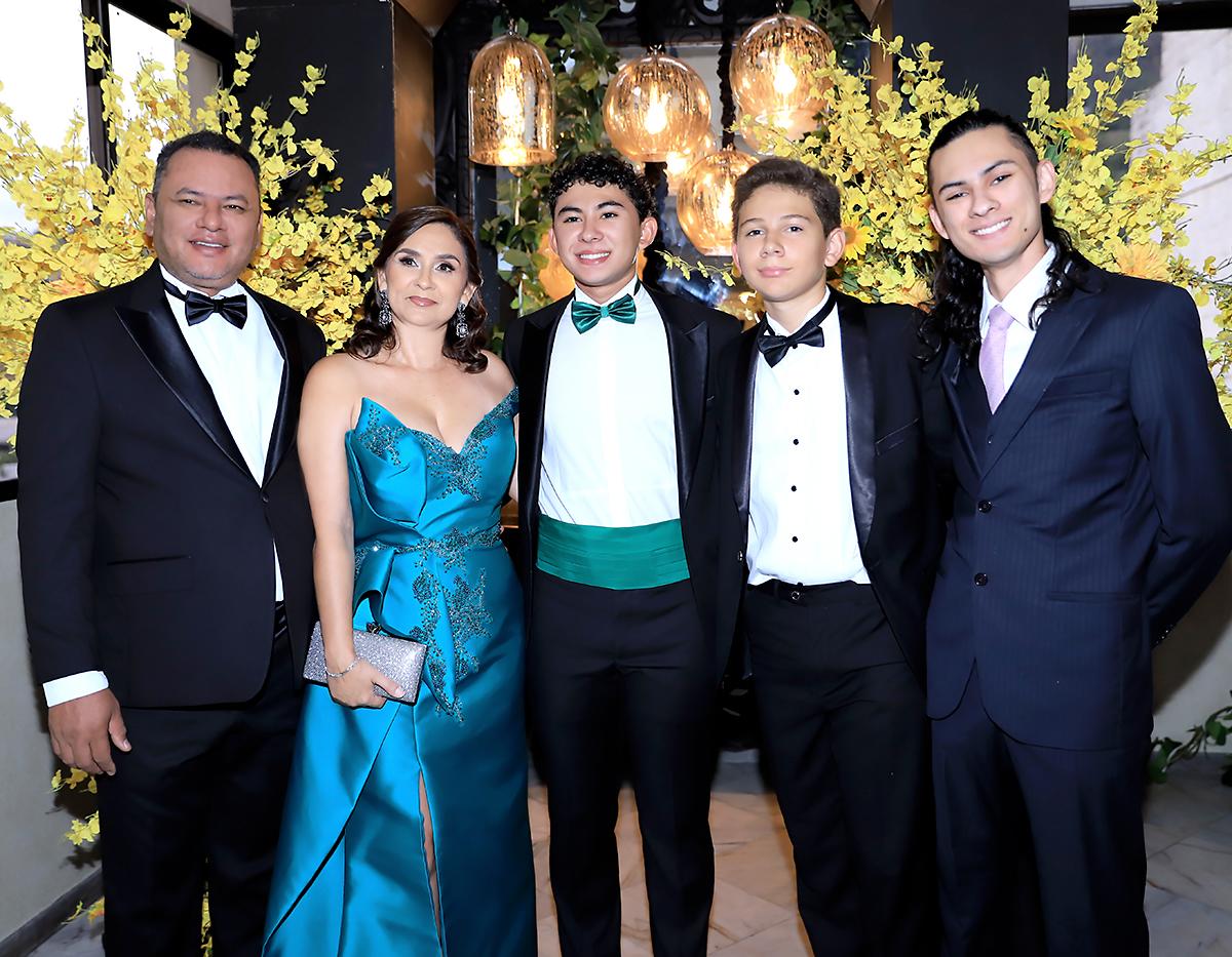 Invitados a la prom 2025 de DelCampo School