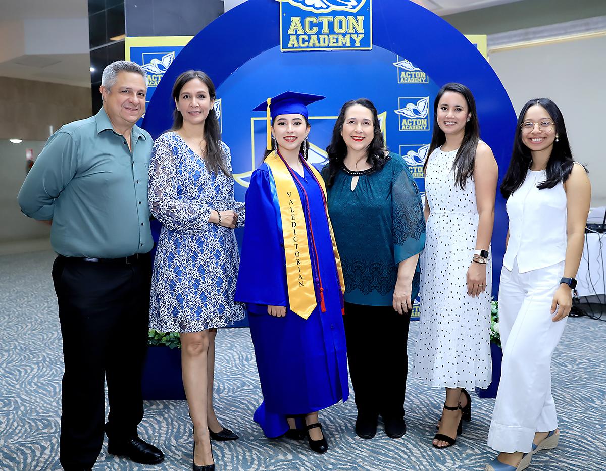 Entrega de títulos a los seniors 2025 de Acton Academy