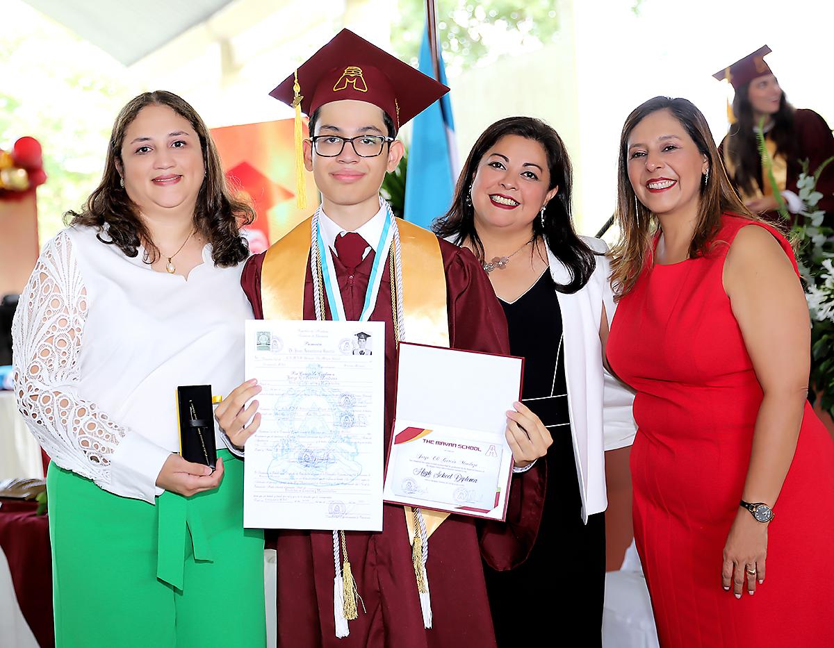 Graduación 2024 de Mayan School