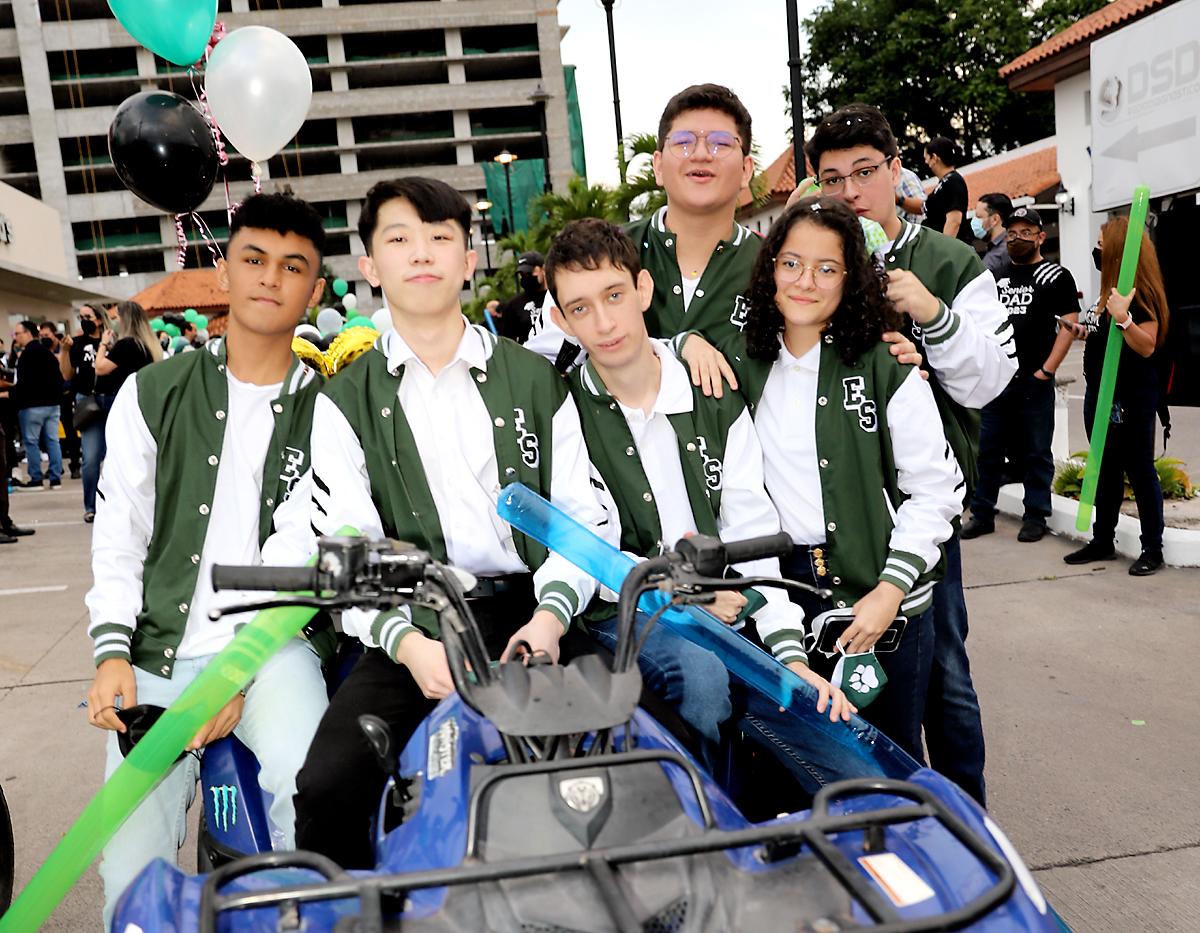 Diego Pagoada, Kelvin Chen, Yucef Azzad, Joel Fuentes, Natalia Colindres y Julián Cerrato
