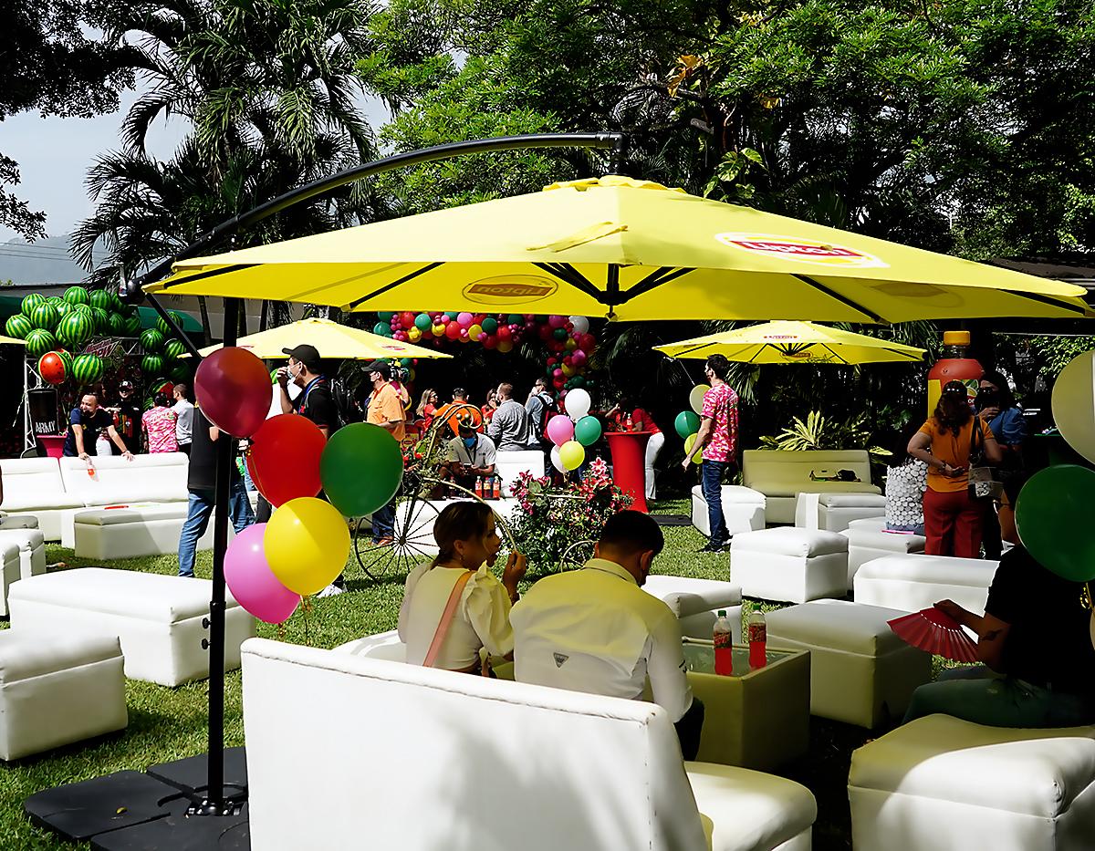 Sombrillas decorativas, salas lounge, globos, góndolas y pantallas Led formaron parte de los detalles decorativos para el lanzamiento de los nuevos productos.