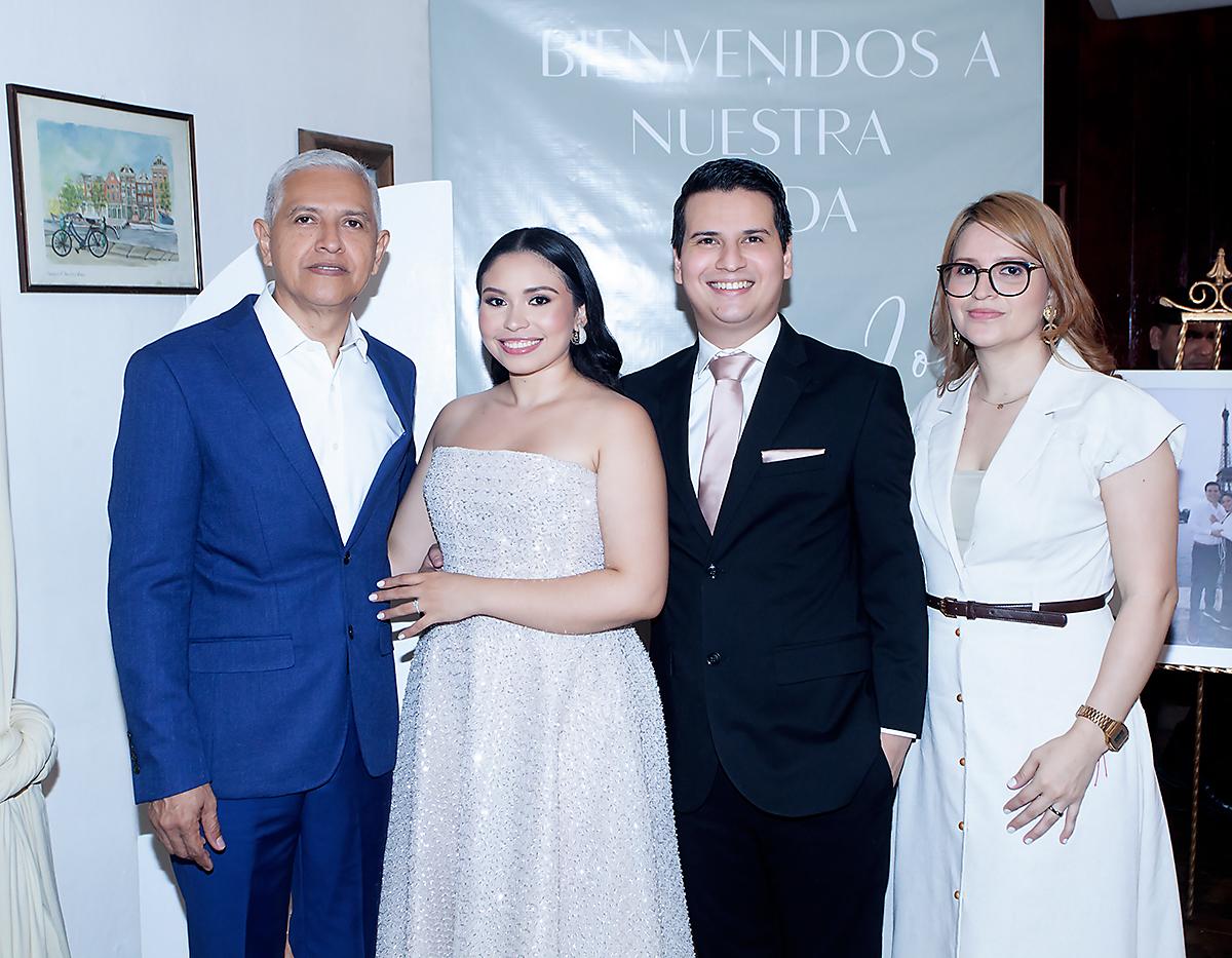 Neptali Pineda, María José Fuentes, su prometido Neptali Pineda y Pamela Pineda.