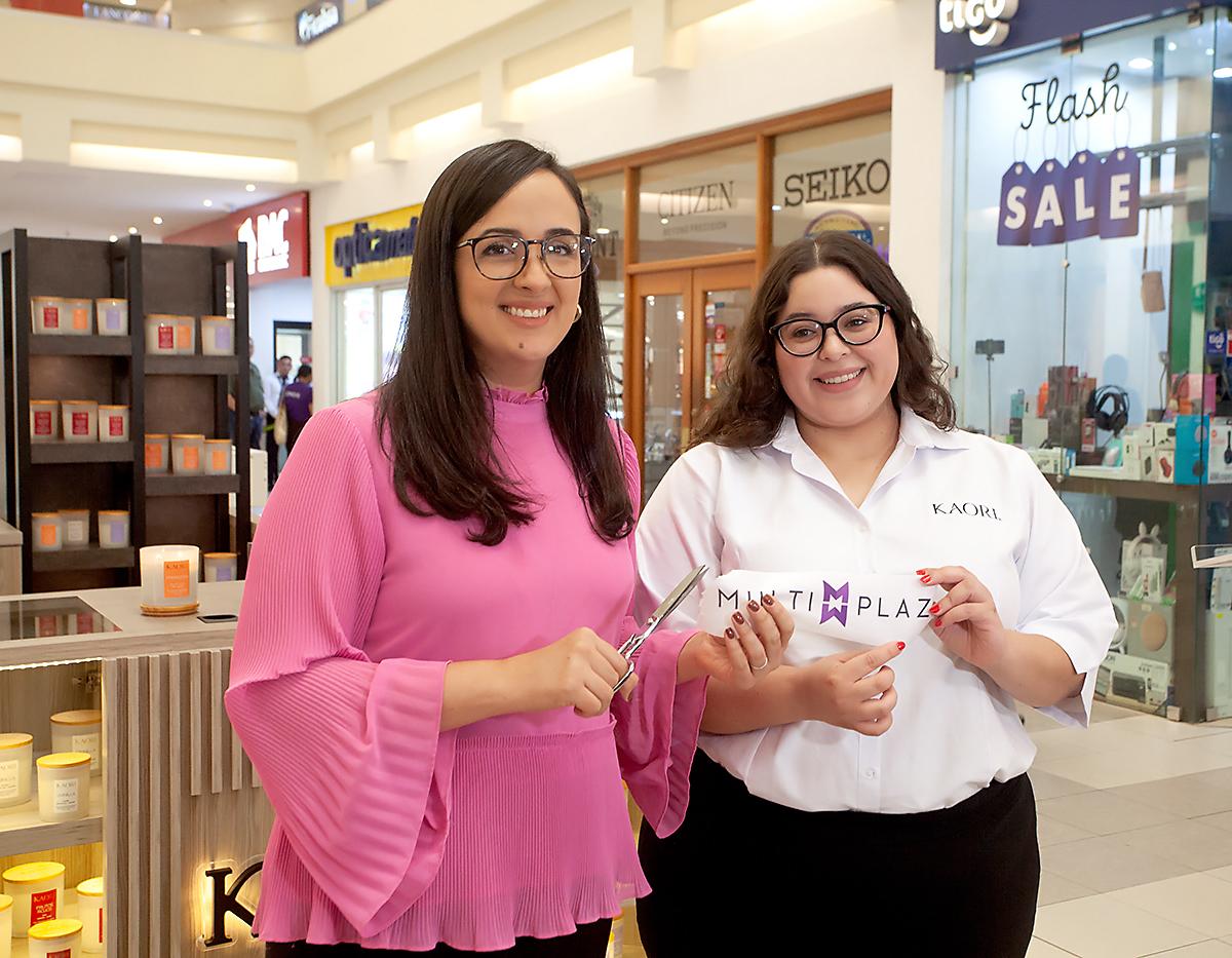 Claudette Kattán, jefe de Mercadeo de Multiplaza San Pedro Sula, y Sara Gutiérrez, representante de la marca Kaori.