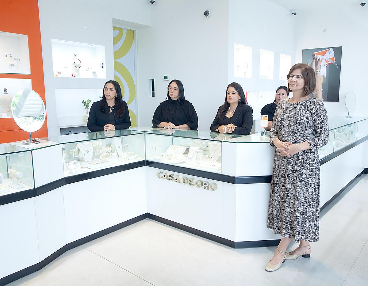 Lorena Mejía, encargada de la tienda, y Gina Cantero durante la inauguración de Casa de Oro.