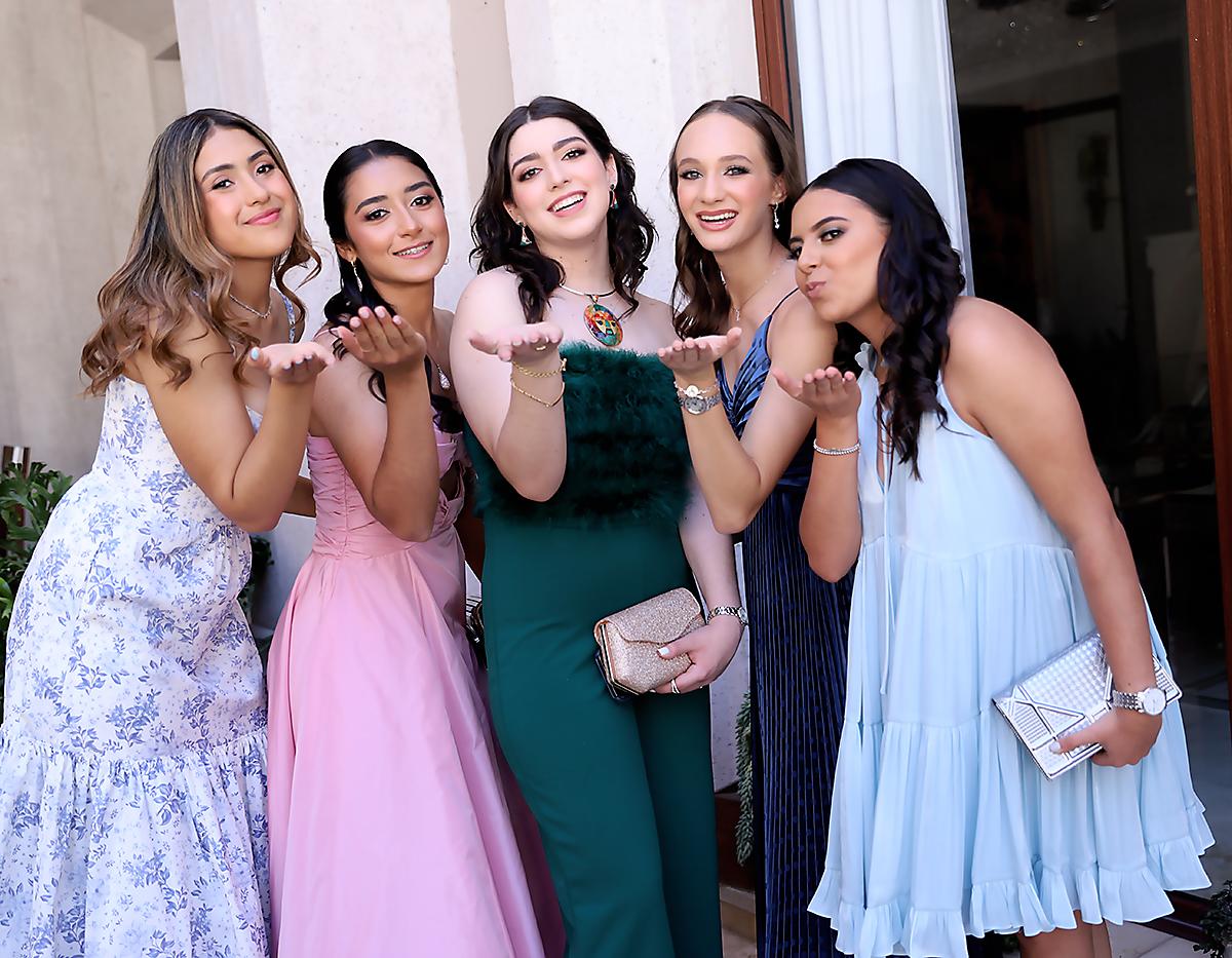 Camila Carrión, Paola DiBono, Monserrat Enamorado, María Fortín y Siena Callizo.