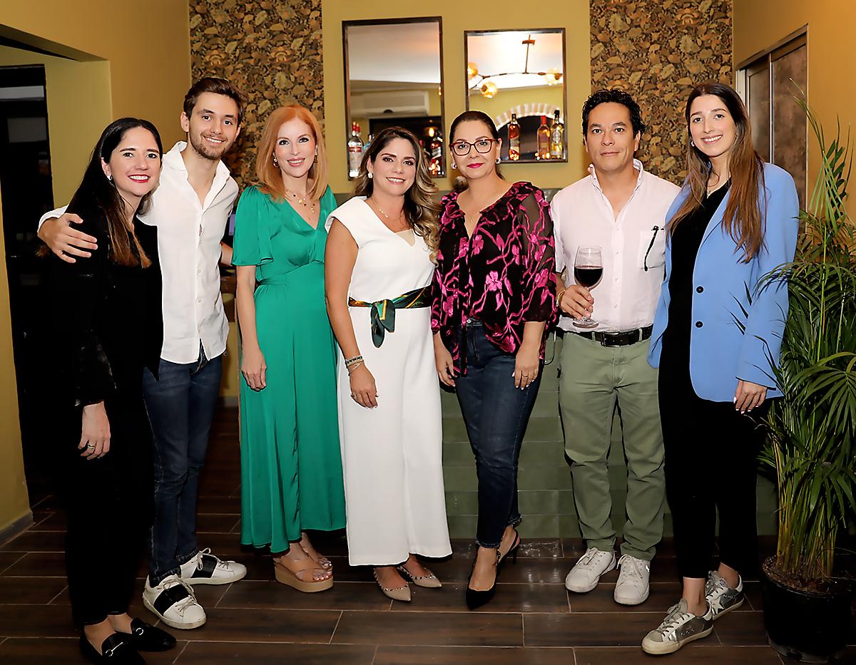 Assunta García, Piero Balletta, Tissy Lardizábal, Suyapa Balletta, Marcela de Balletta, Fernando Medina y Francesca García. 