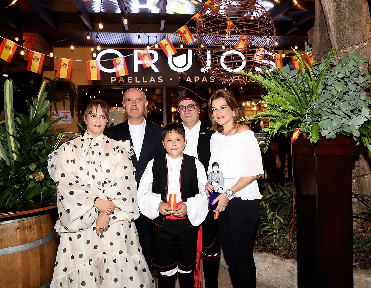 Tegucigalpa le da la bienvenida a un nuevo rincón gastronómico con esencia española. Orujos ha abierto oficialmente sus puertas en Plaza Lara, ofreciendo una experiencia auténtica con los sabores más icónicos de España. Desde tapas clásicas hasta platillos tradicionales como la paella, este restaurante promete transportar a sus comensales a las calles de Madrid y Barcelona con cada bocado. Un espacio donde la buena comida, el vino y la cultura española se fusionan para crear momentos inolvidables.
