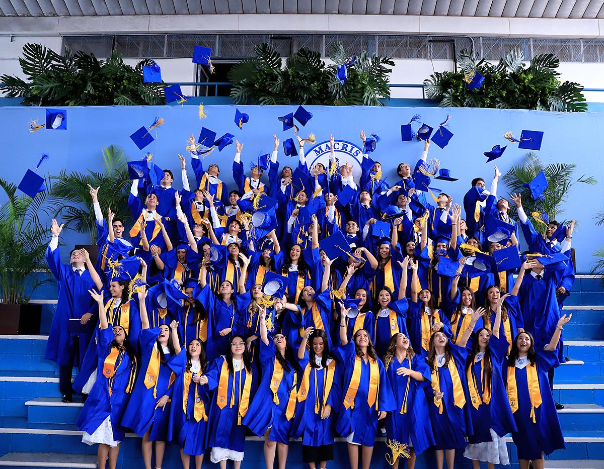 Los seniors 2025 lanzan sus birretes al aire al final de la ceremonia de graduación en señal de triunfo